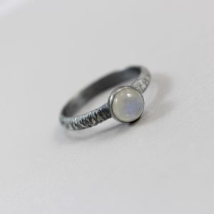 Kamień księżycowy i srebro  - fakturowany pierścionek r. 14,5 - ChileArt